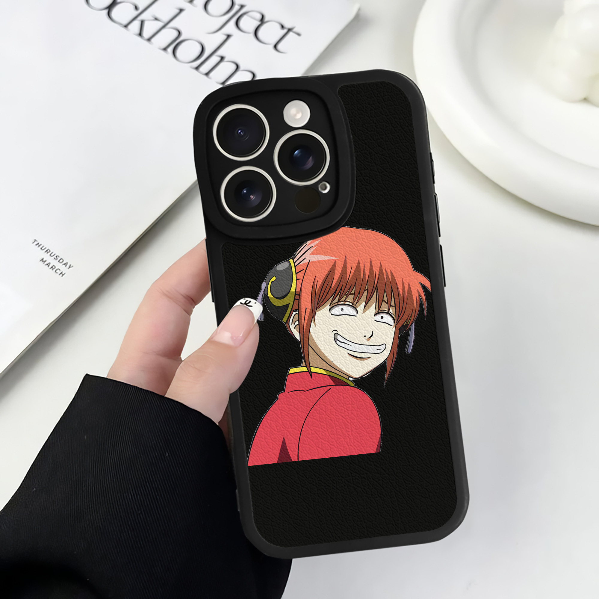 （画像用） ぎんたま 坂田銀時（さかたぎんとき） 神楽 志村新八（しむら しんぱち） GINTAMA Sakata Gintoki Kagura Shimura Shinpachi 【iPhone 16シリーズ対応】シリコンスマホケース（レザー調） 材質：シリコン